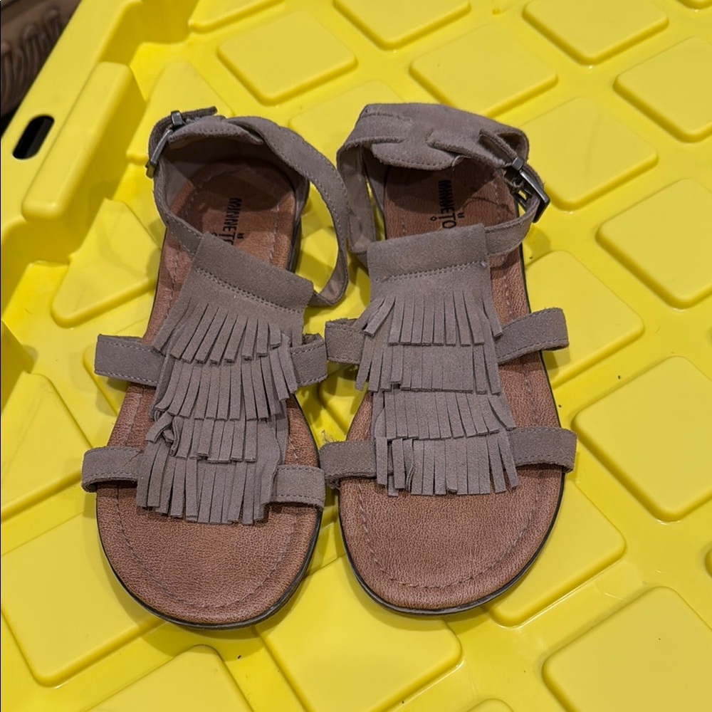 Minnetonka sz 9 womans Fringe Sandals - tan/brown